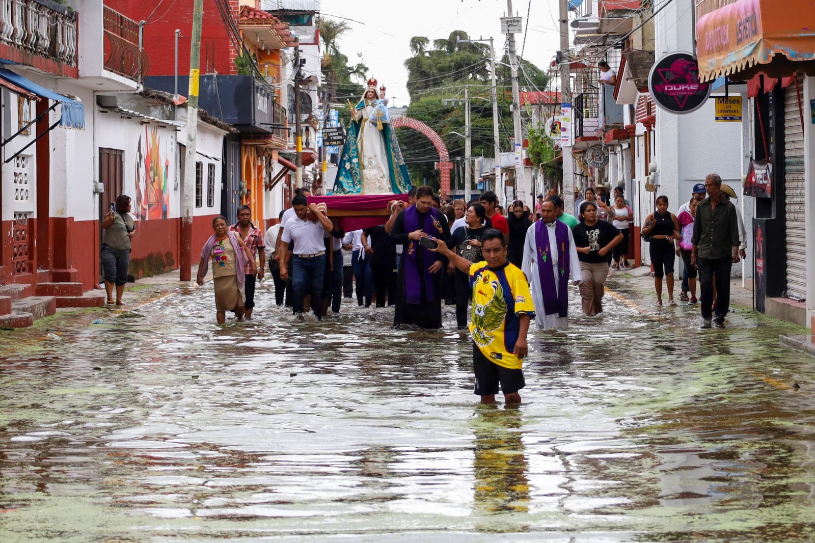 Habitantes de Tixtla siguen bajo el agua