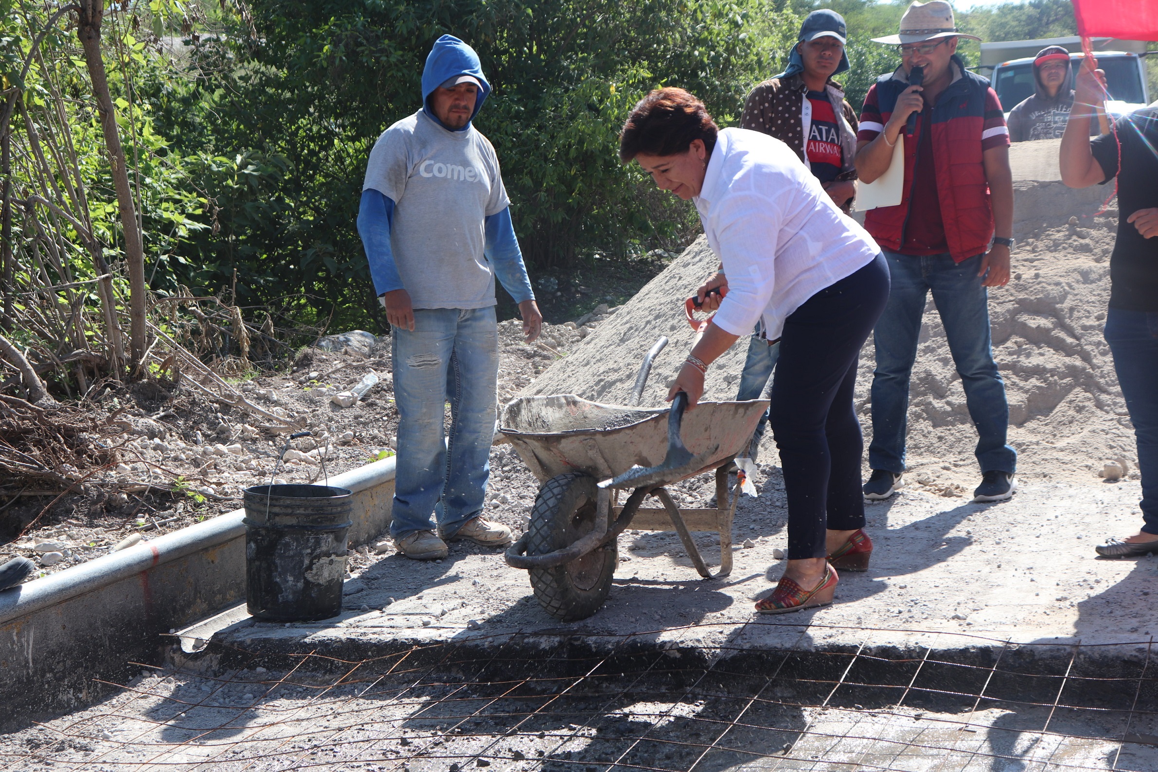 Construyen puente que comunica Centro Escolar en Tepexi
