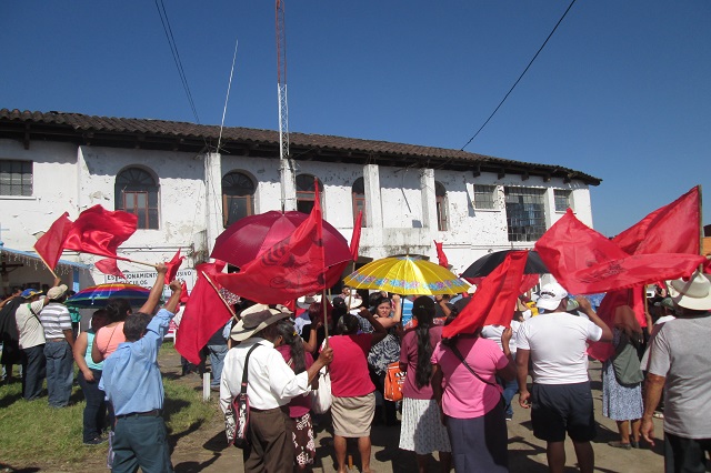 Protestan por malas condiciones de carretera Interserrana de Puebla