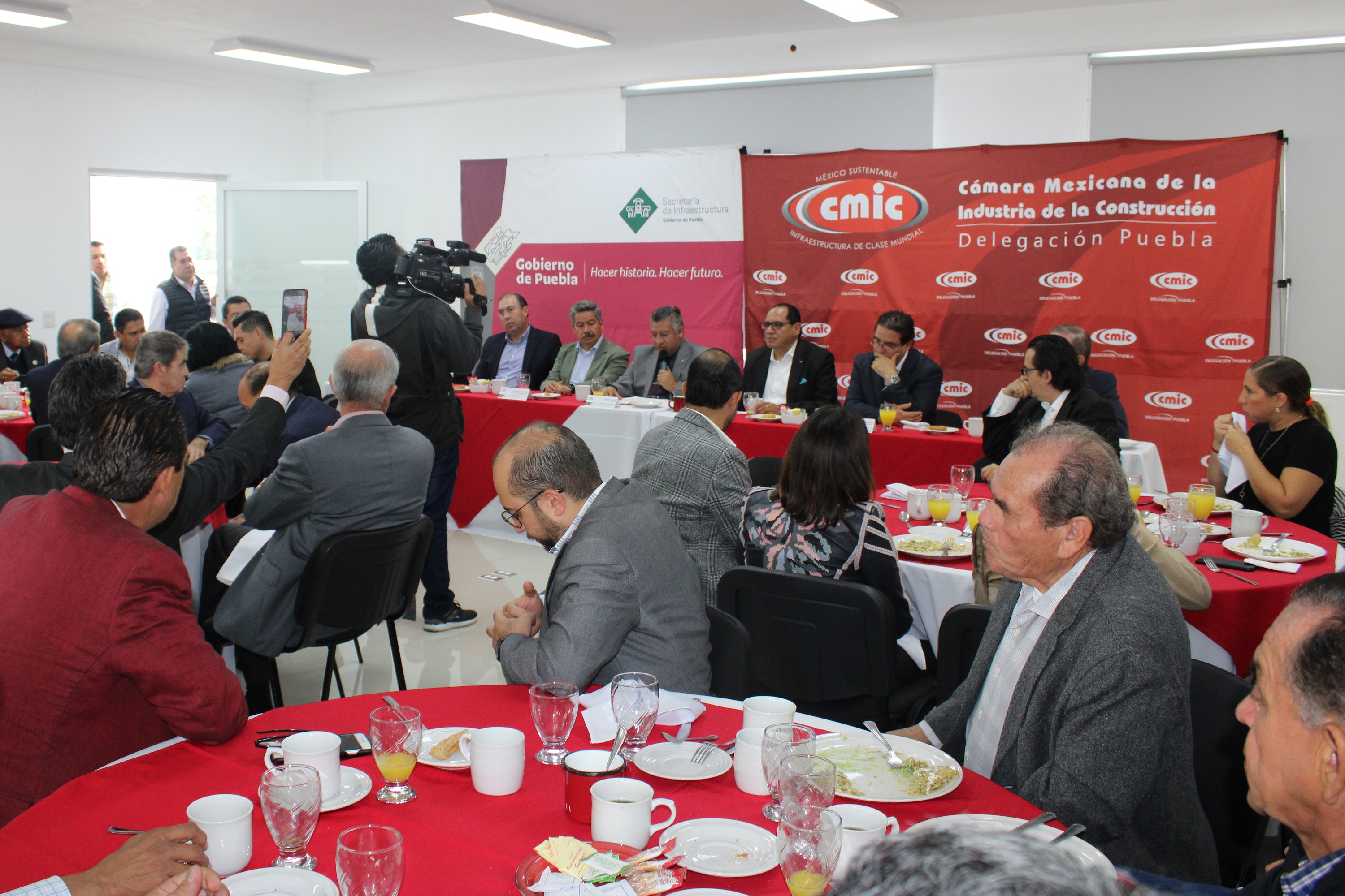 Prometen a constructores poblanos incluirlos en obra pública