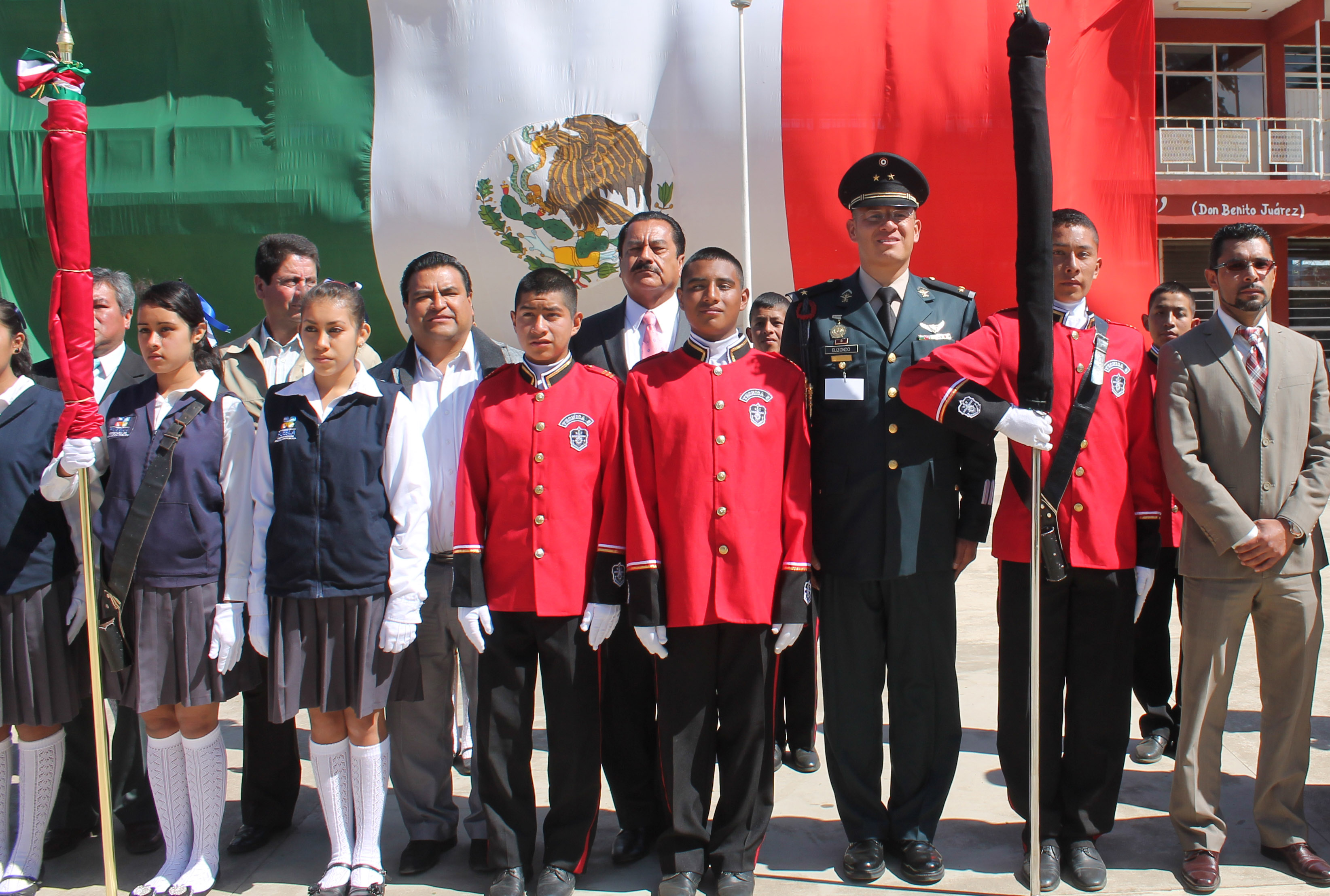 Abandera zona militar a 14 escuelas de la región de Teziutlán