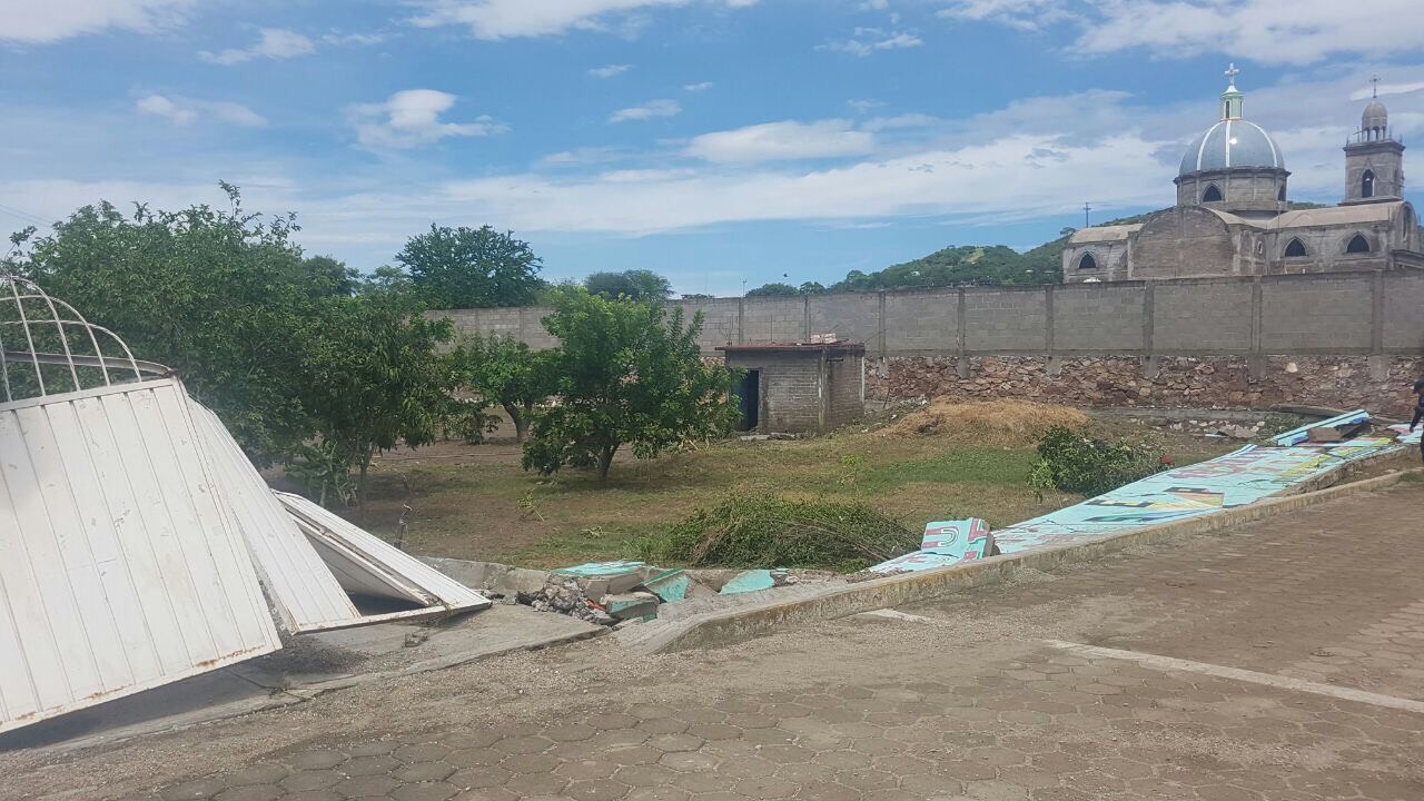 Inspecciona ayuntamiento los daños por lluvia en Acatlán de Osorio