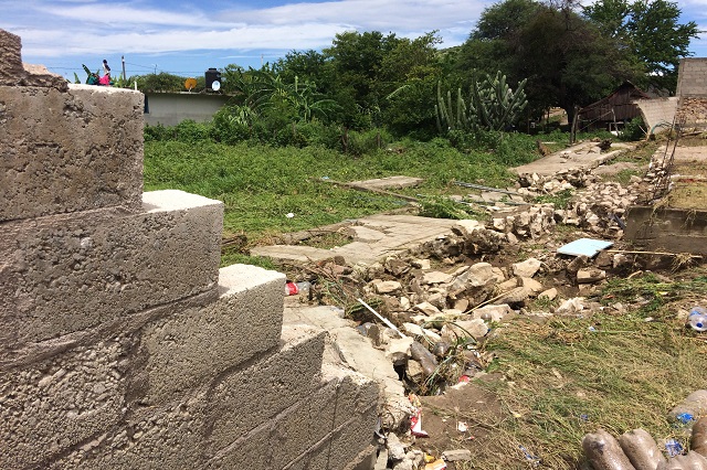 Inspecciona ayuntamiento los daños por lluvia en Acatlán de Osorio