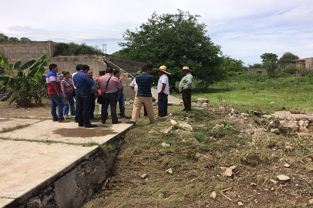 Inspecciona ayuntamiento los daños por lluvia en Acatlán de Osorio