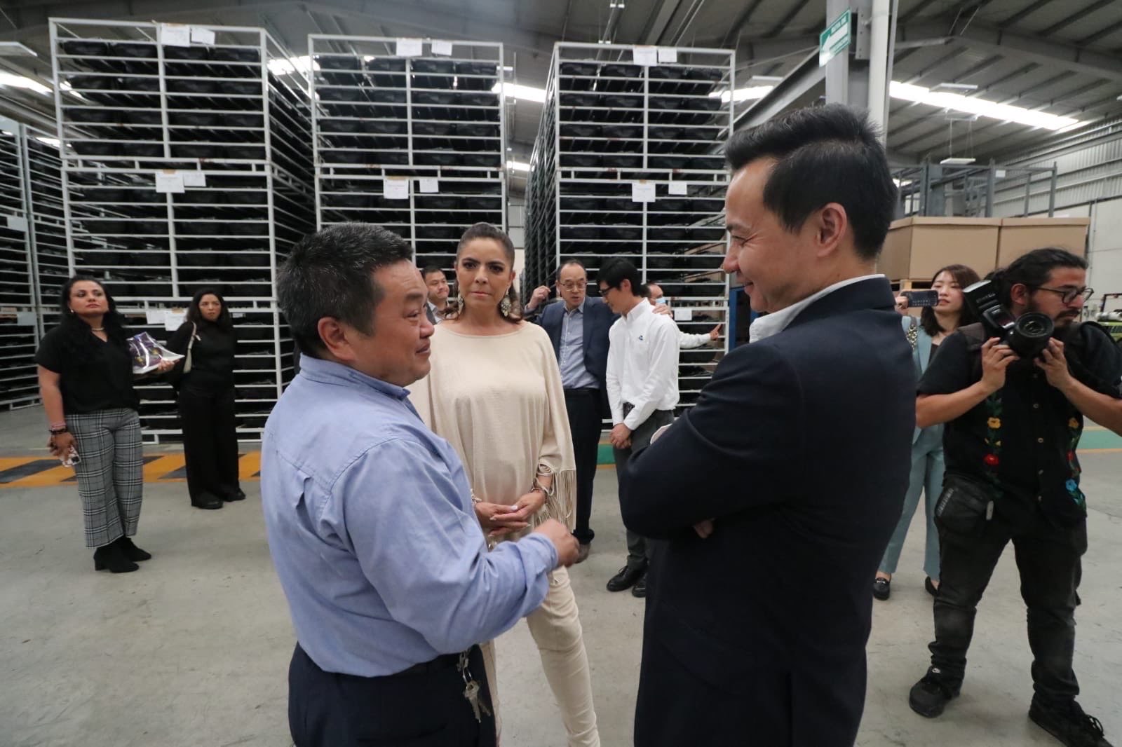Secretaria de Economía y embajador de China en México recorrieron empresa YAPP