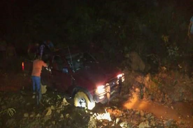 Automovilistas retiran escombros de la Amozoc-Nautla tras derrumbe