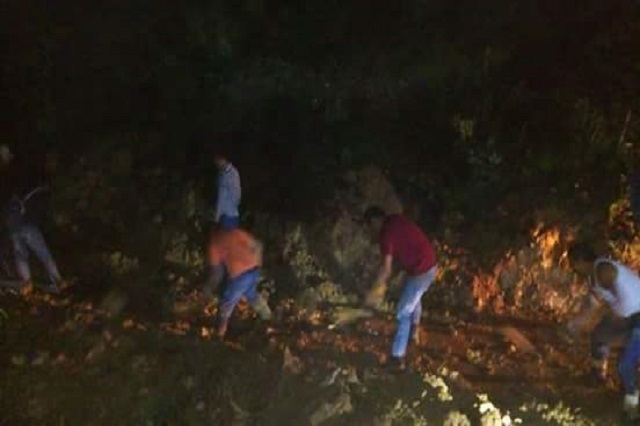 Automovilistas retiran escombros de la Amozoc-Nautla tras derrumbe