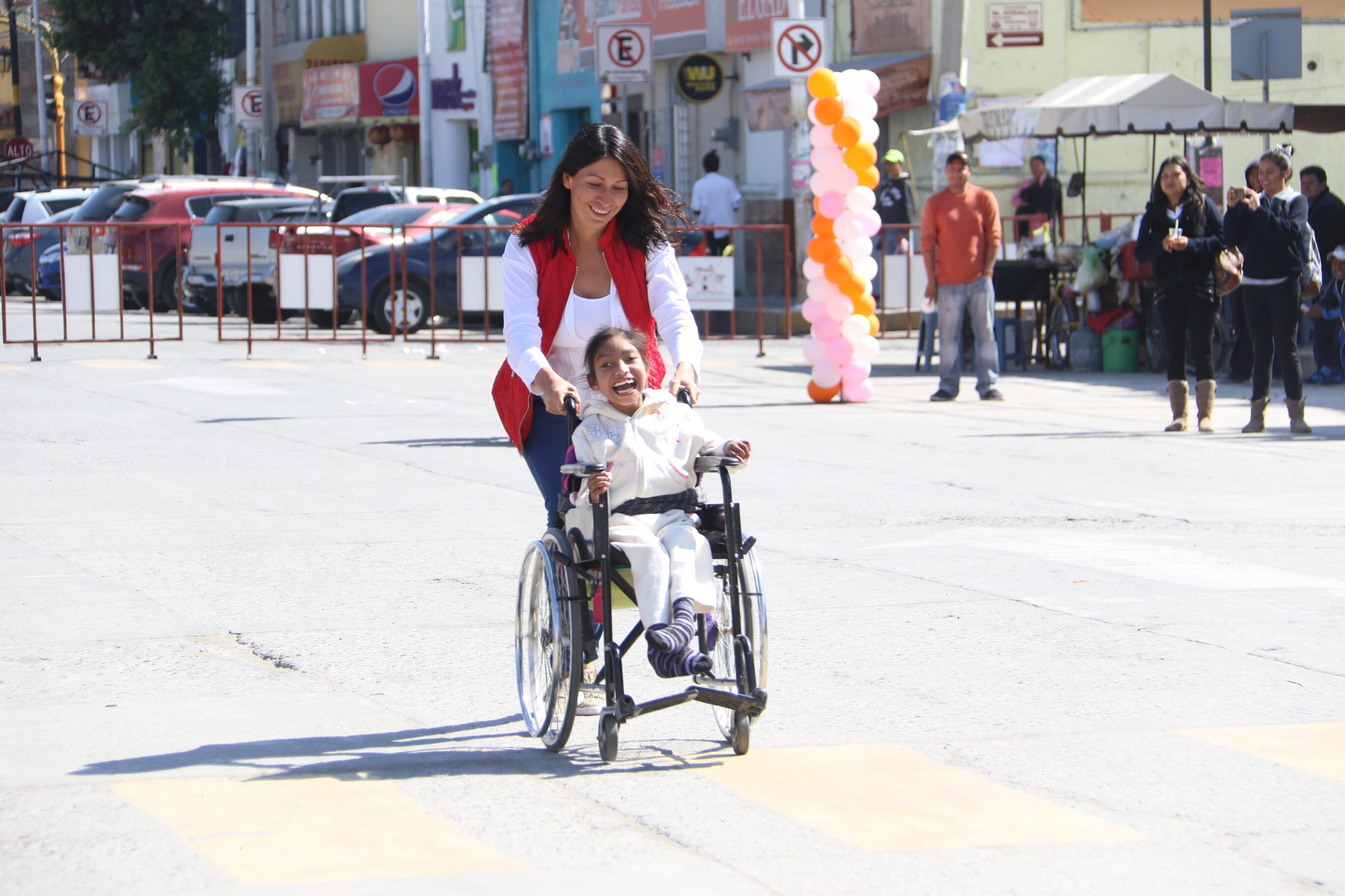 Personas con discapacidad reciben aparatos en Huejotzingo 