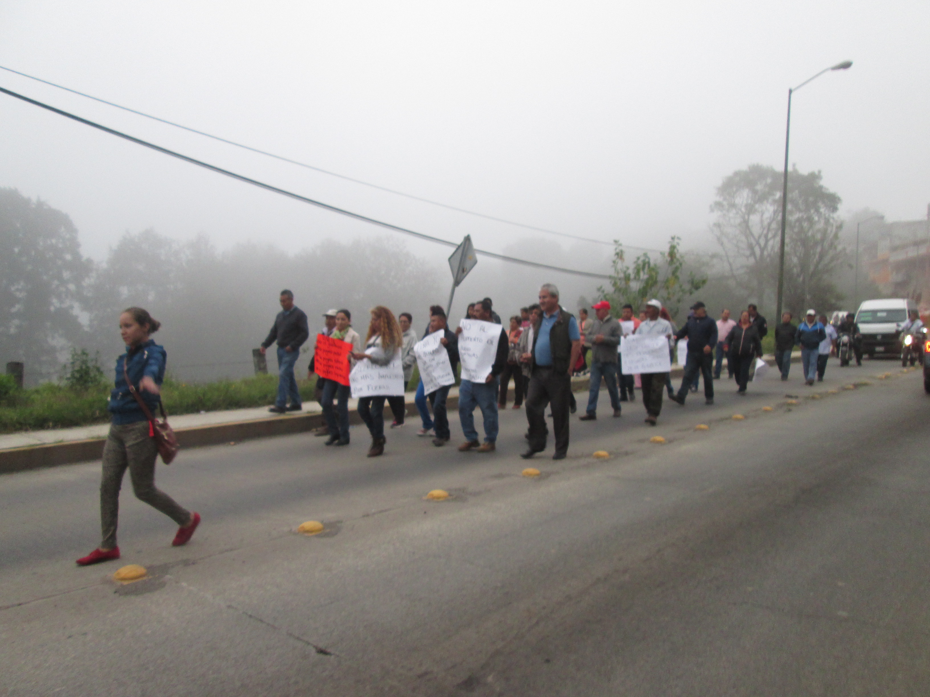Regidor encabeza protesta contra el gasolinazo en Huauchinango