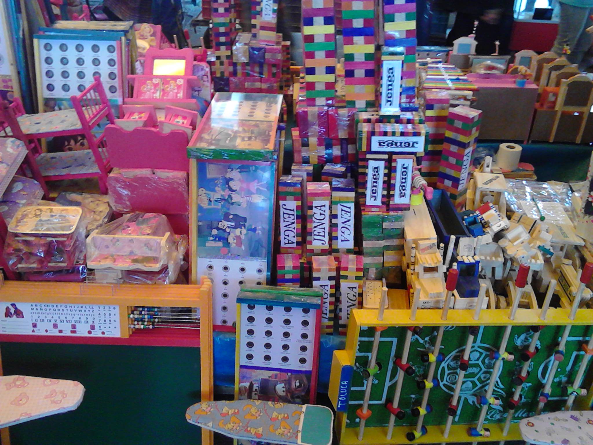 Comerciantes toman bulevar para vender juguetes en Texmelucan
