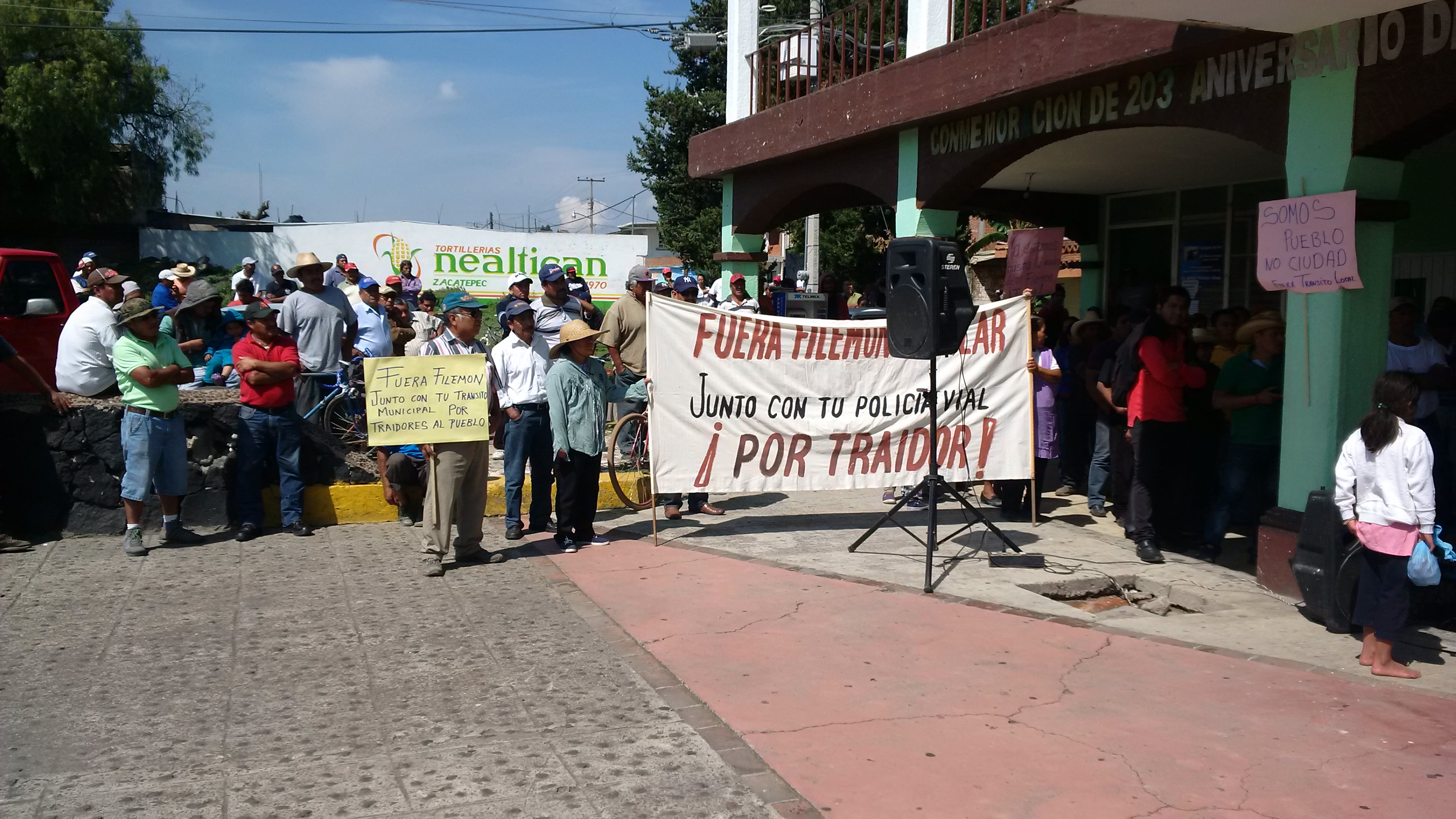 Con bloqueo, exigen retiro de agentes viales en Zacatepec