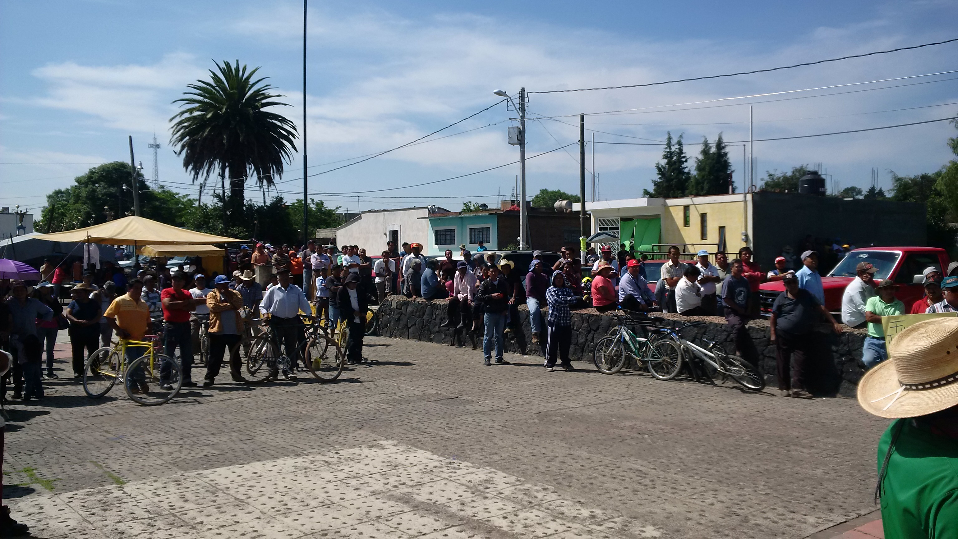 Con bloqueo, exigen retiro de agentes viales en Zacatepec