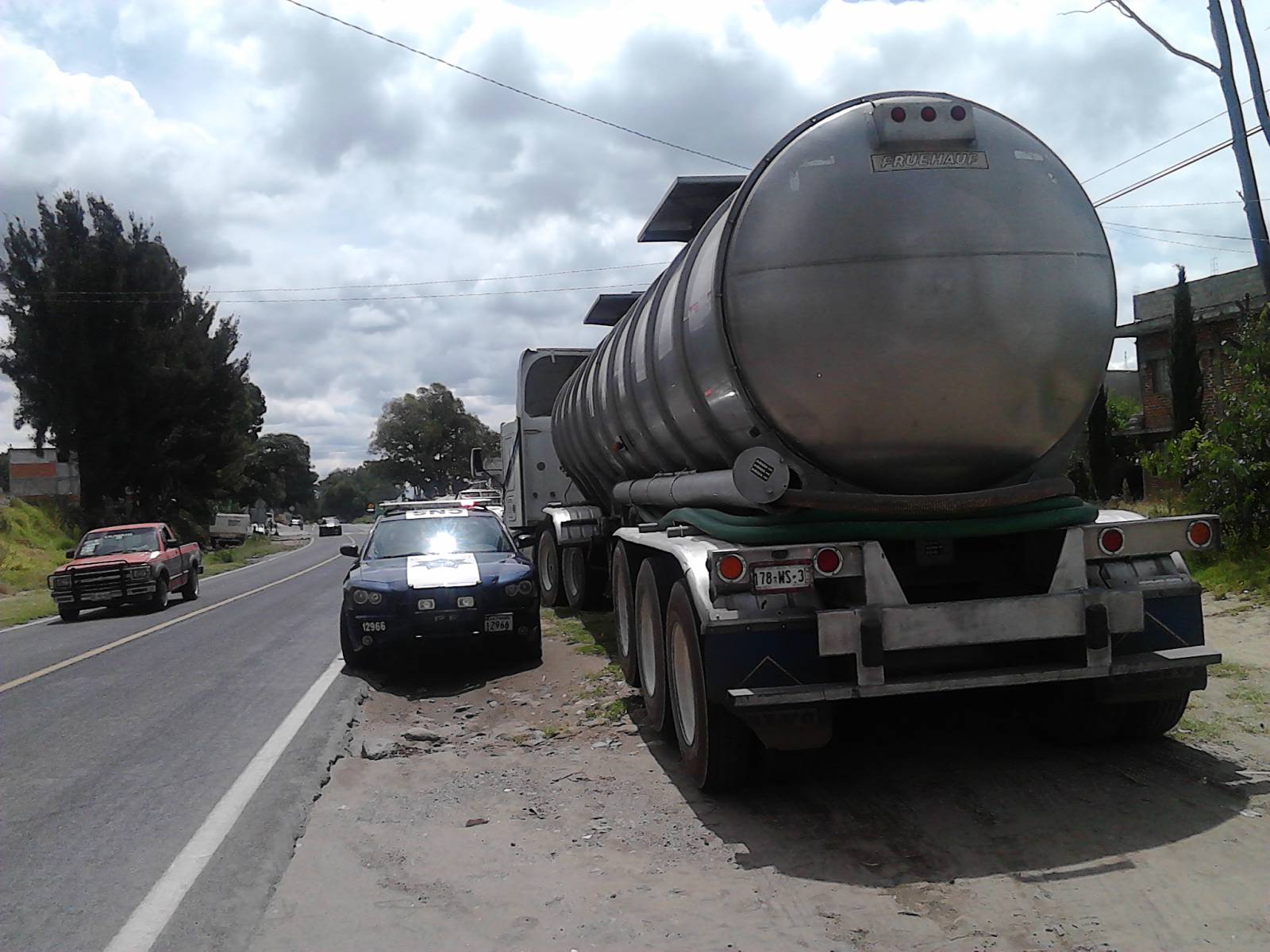 Policía recupera pipa con reporte de robo en Tlalancaleca