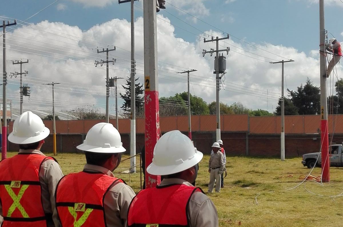 La CFE realiza trabajos para restablecer energía eléctrica en Oaxaca