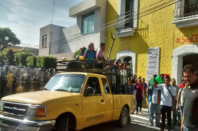 Detienen a 11 despedidos del Ooselite durante manifestación en Tehuacán