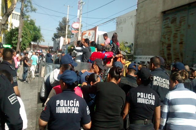Detienen a 11 despedidos del Ooselite durante manifestación en Tehuacán