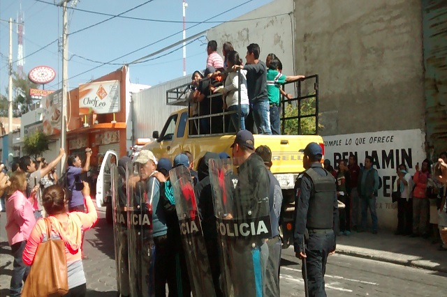 Detienen a 11 despedidos del Ooselite durante manifestación en Tehuacán