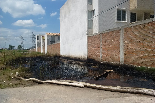 Pemex no limpia laguna de combustible entre Cuautlancingo y Coronango