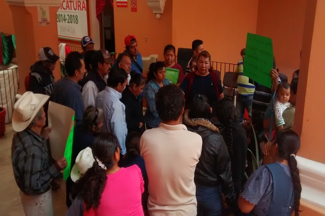 Comerciantes denuncian despojo de sus espacios en mercado de Tehuacán