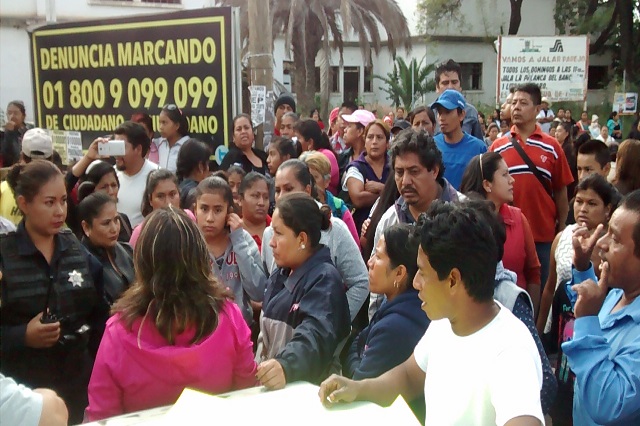 Protestan por desaparición de medio millón de pesos en escuela de Tehuacán