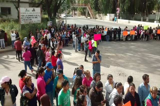 Protestan por desaparición de medio millón de pesos en escuela de Tehuacán