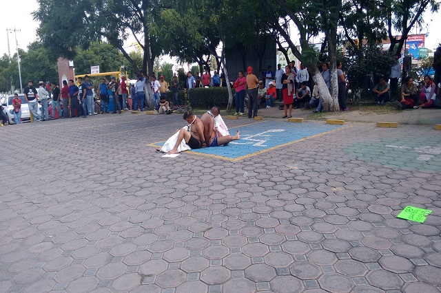 Golpean, desvisten y rapan a presuntos ladrones en el tianguis de Texmelucan