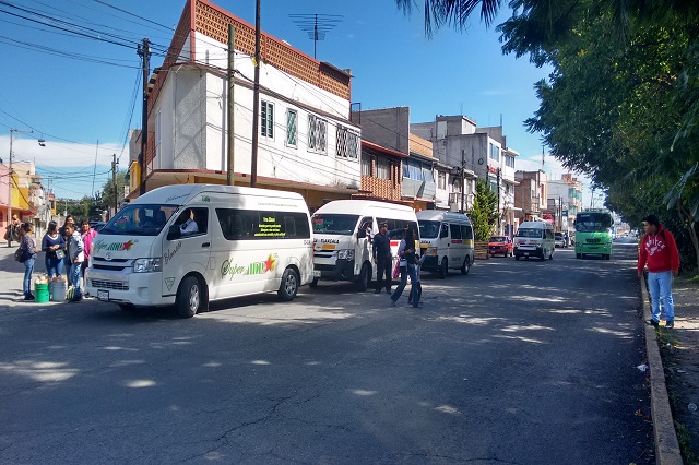 Reubicación de transporte público causa molestia en Texmelucan