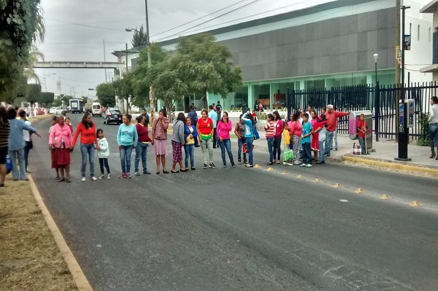 Protesta de custodios termina con bloqueo vial frente a cárcel de Tehuacán