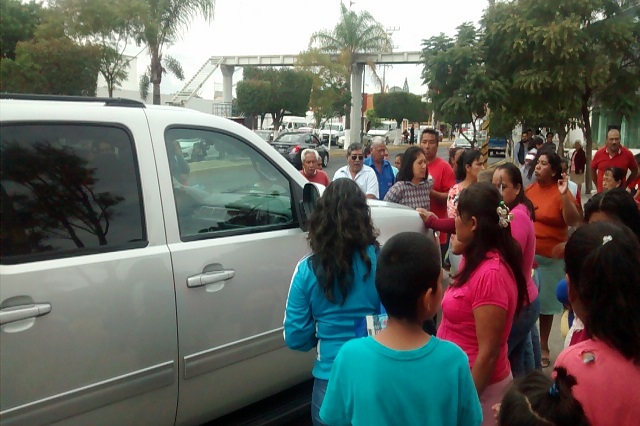 Protesta de custodios termina con bloqueo vial frente a cárcel de Tehuacán