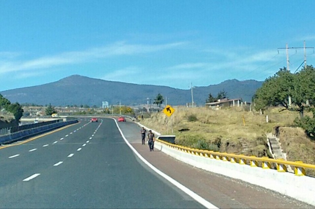 Huachicoleros venden combustible sobre la autopista México-Puebla
