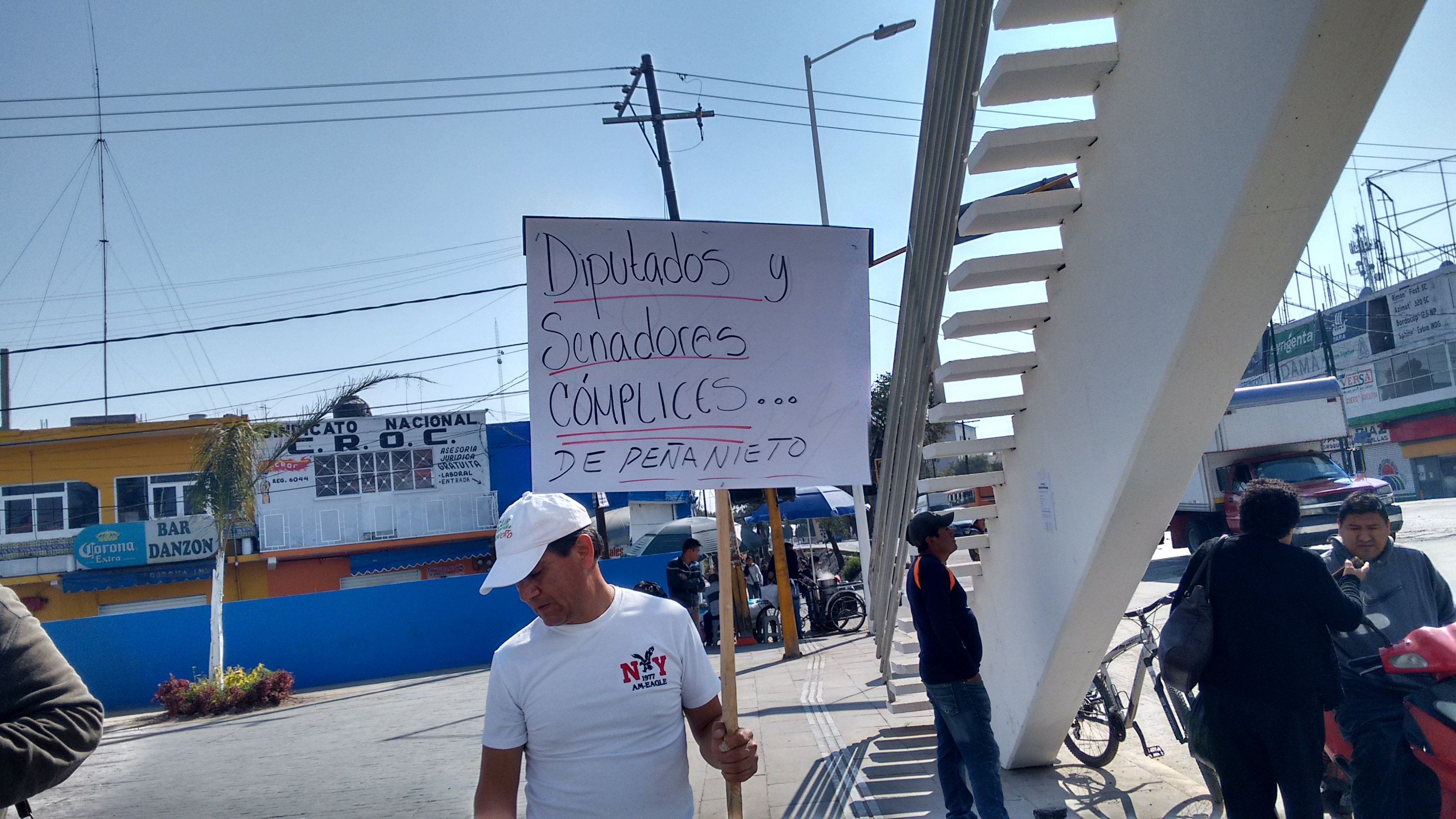 Protestan en Texmelucan contra aumento del precio de la gasolina