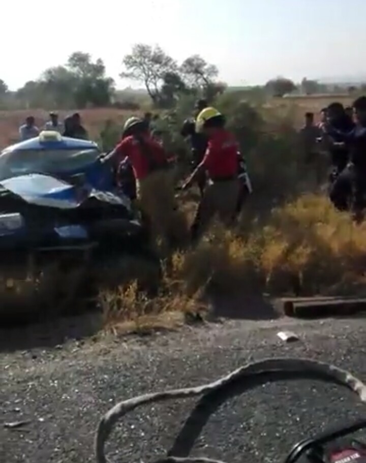 Choque entre taxi y camioneta deja tres muertos y cinco heridos, en Miahuatlán