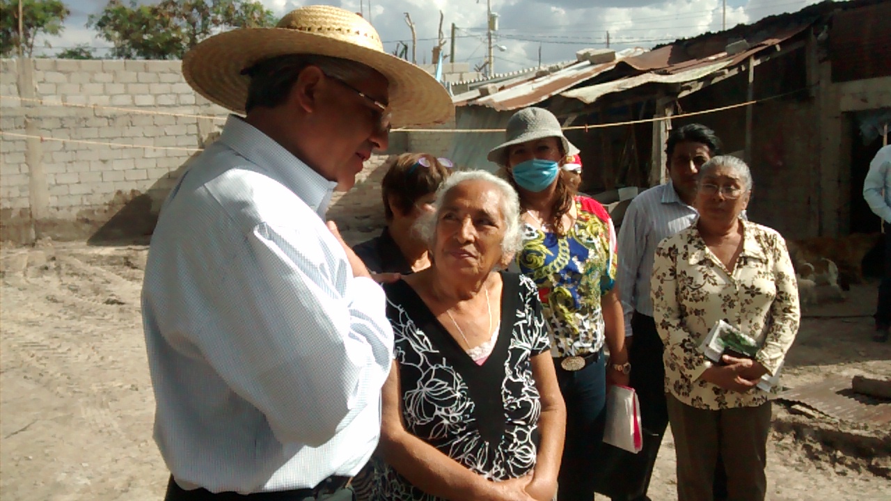 Aplican medidas de saneamiento por estallido de biodigestor en Miahuatlán