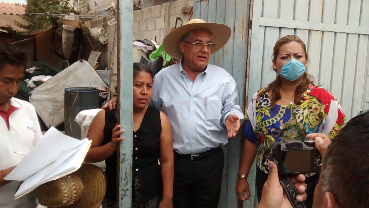 Aplican medidas de saneamiento por estallido de biodigestor en Miahuatlán