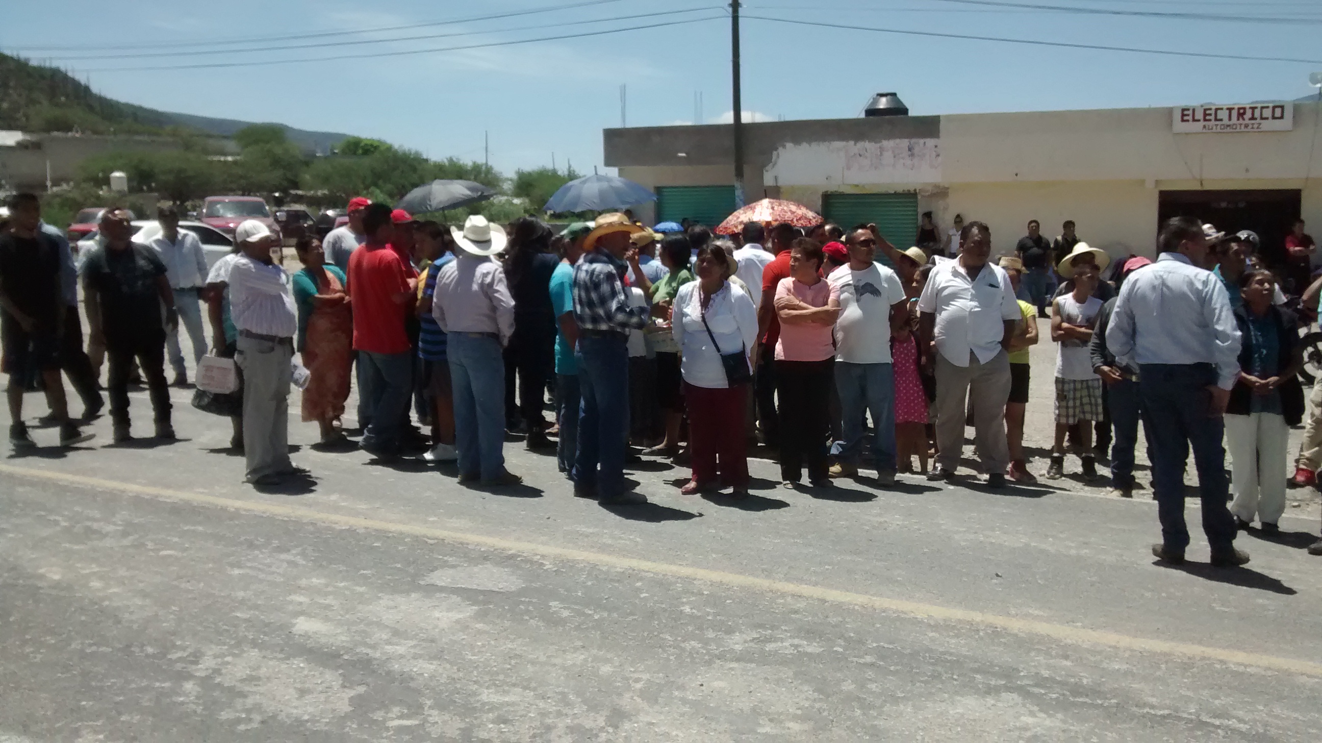 Protesta impide llegada de Peña Nieto a grabación en Zapotitlán 