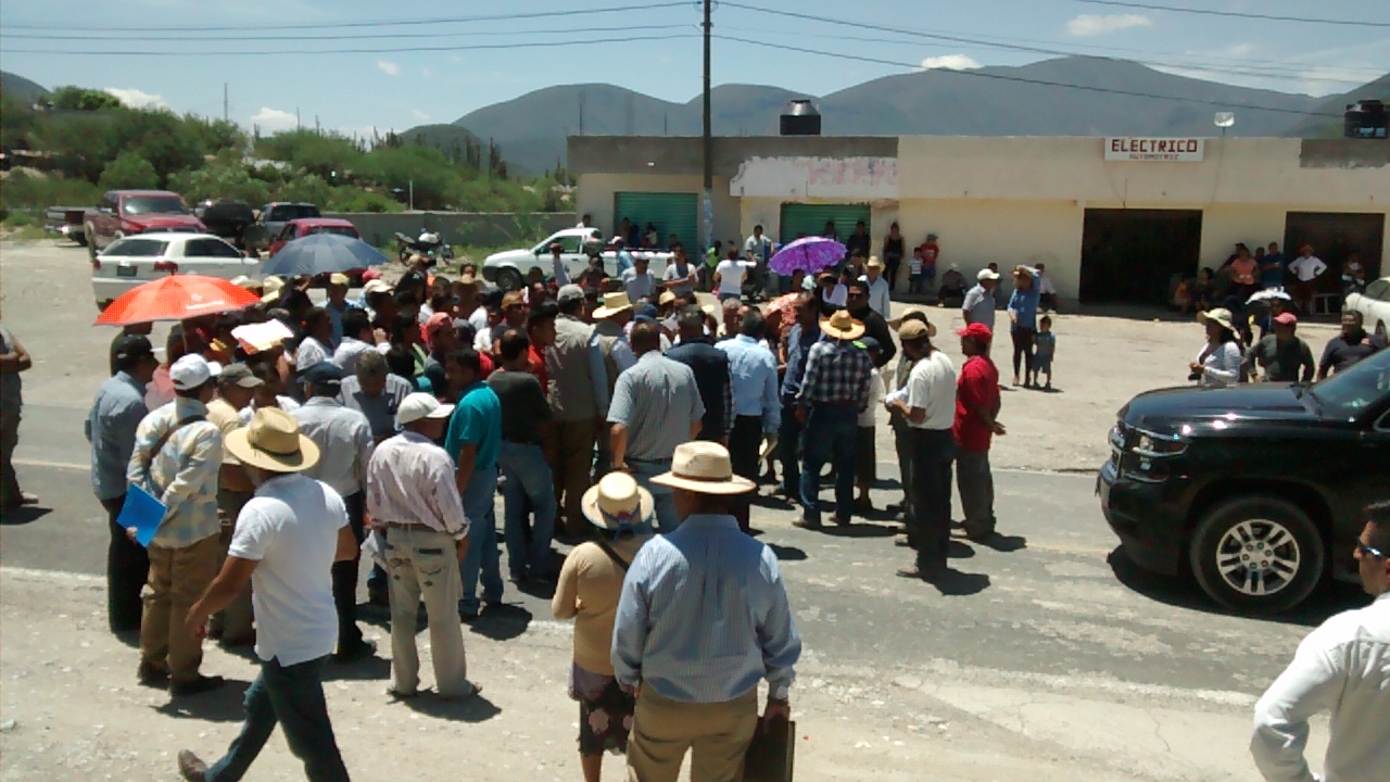 Protesta impide llegada de Peña Nieto a grabación en Zapotitlán 
