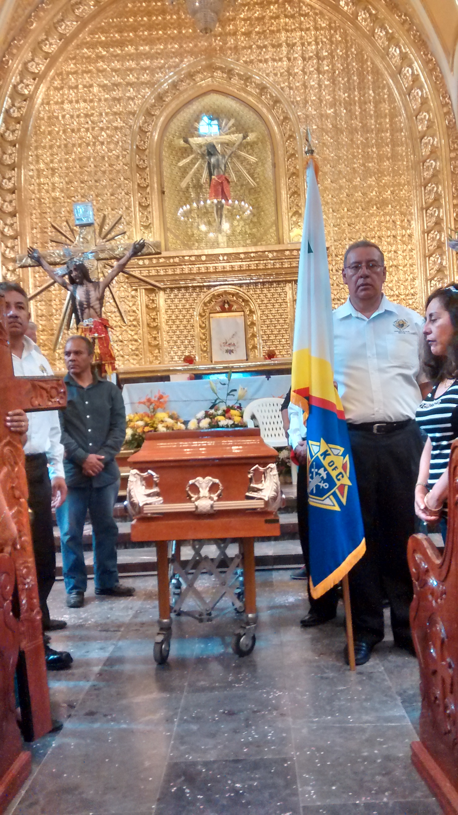 Familiares y amigos dan el último adiós a Sacerdote en Ajalpan