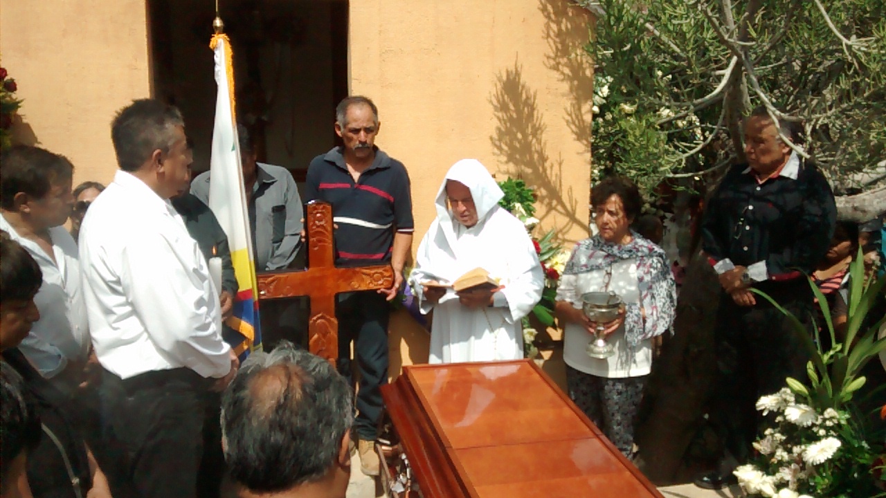 Familiares y amigos dan el último adiós a Sacerdote en Ajalpan
