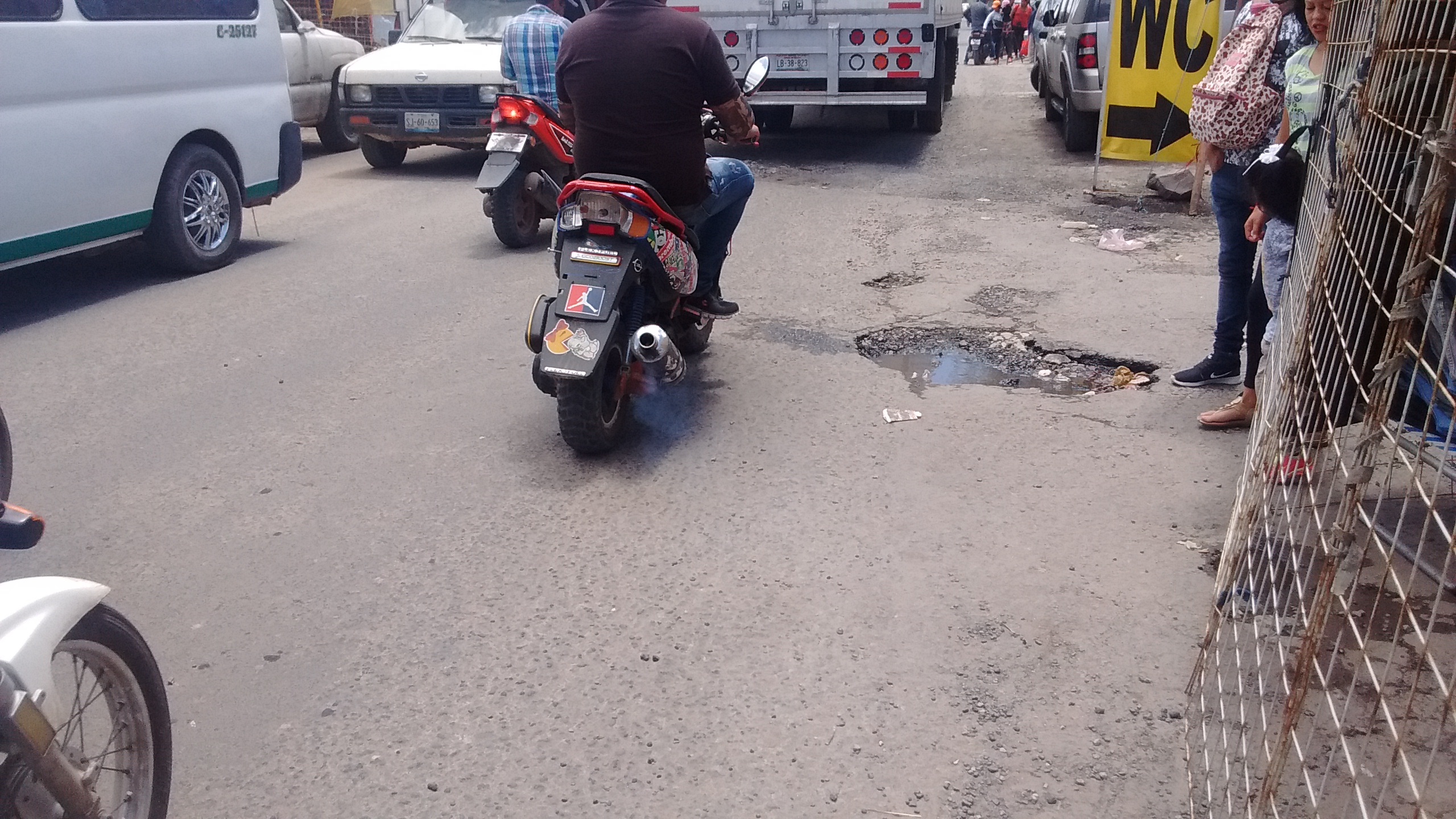 Municipio paga 10 mil pesos a afectado por bache en Texmelucan