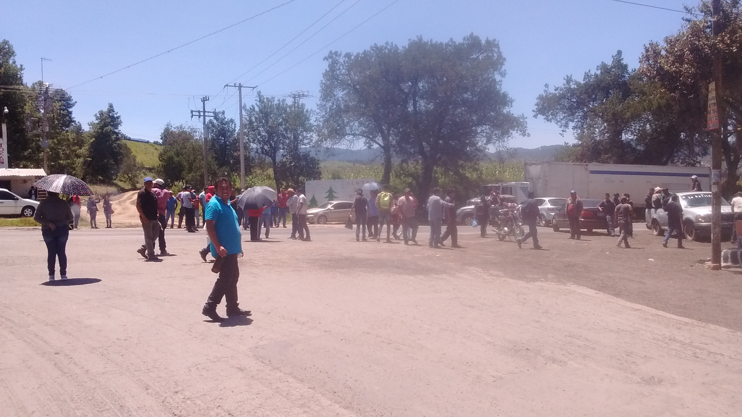 Vecinos voltean patrullas de Santa Rita Tlahuapan por malas obras