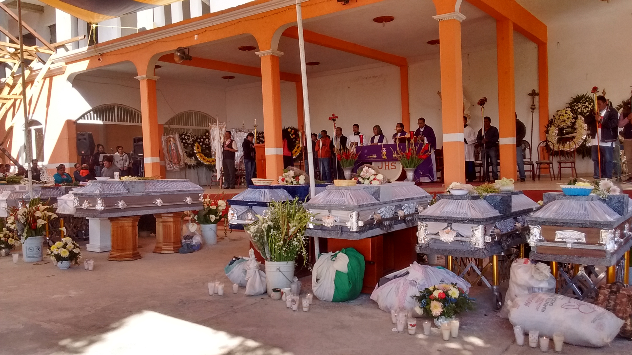 Nepopualco entierra a los 11 peregrinos fallecidos en accidente