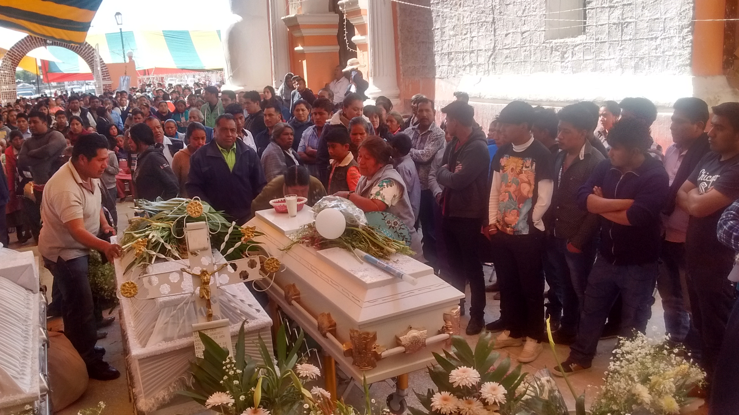 Nepopualco entierra a los 11 peregrinos fallecidos en accidente