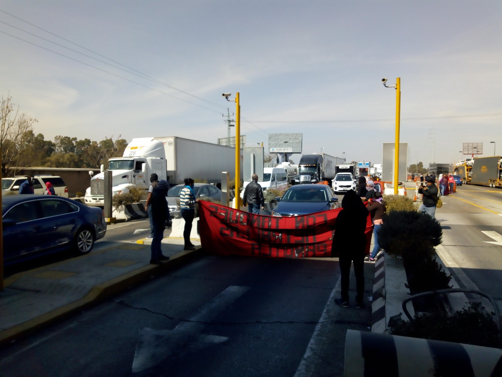 Normalistas de Tlaxcala toman la caseta de Texmelucan