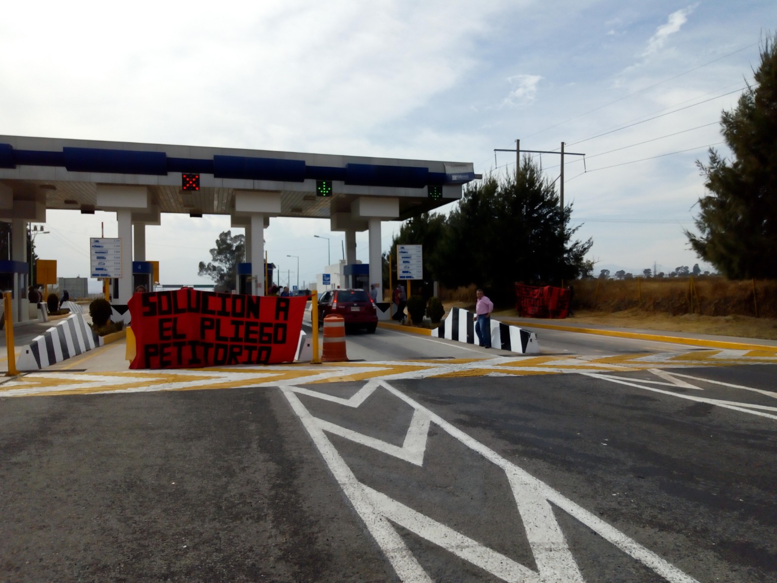 Normalistas de Panotla toman caseta de la Tlaxcala-Texmelucan