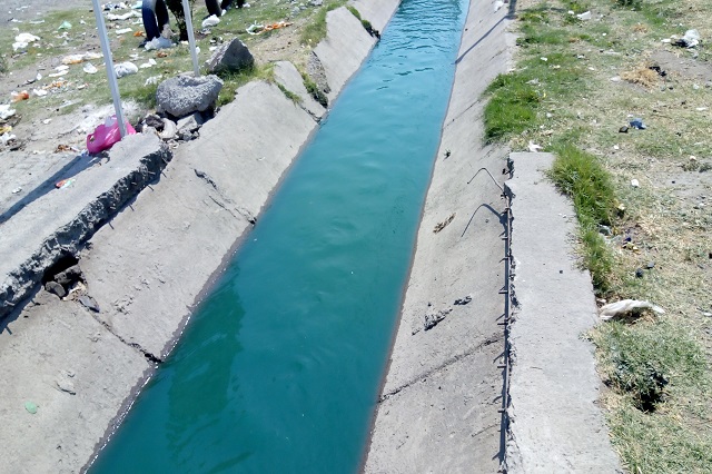 Denuncian que 3 textileras contaminan río en Texmelucan