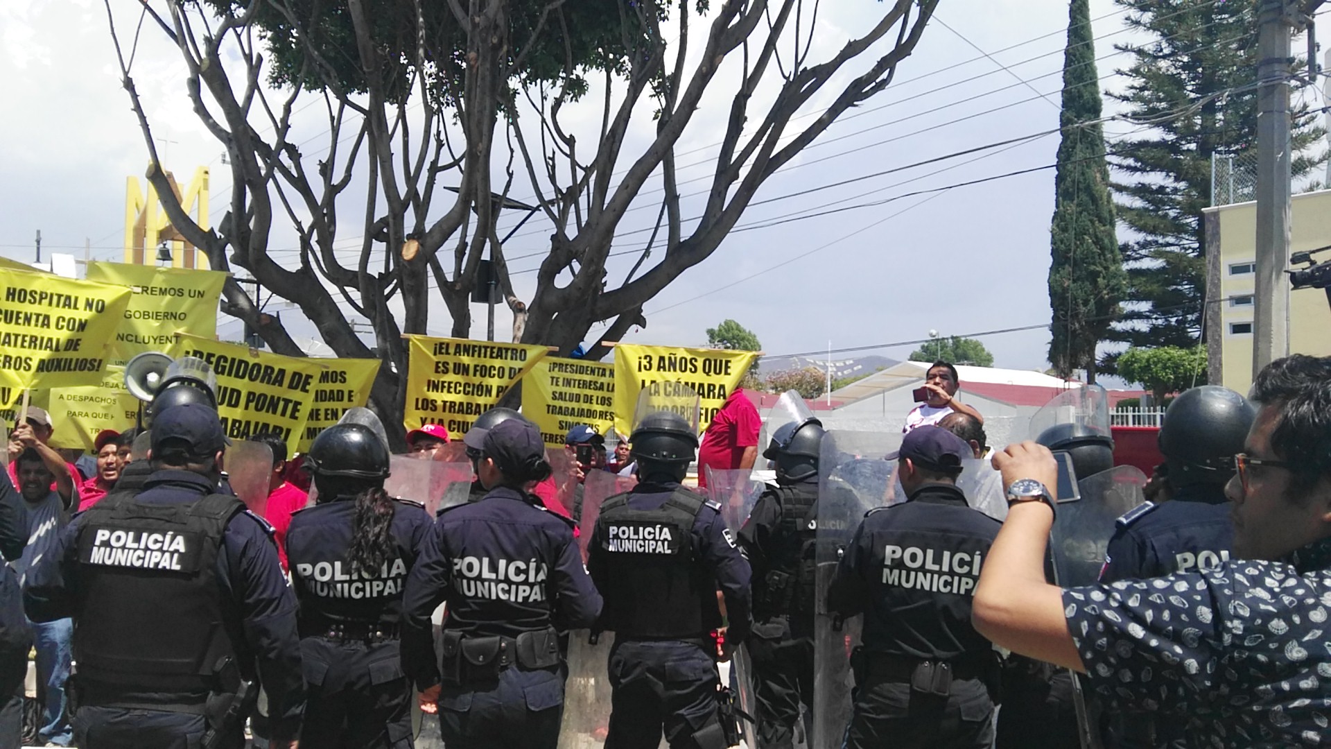 Policías de Tehuacán contienen a sindicalizados 