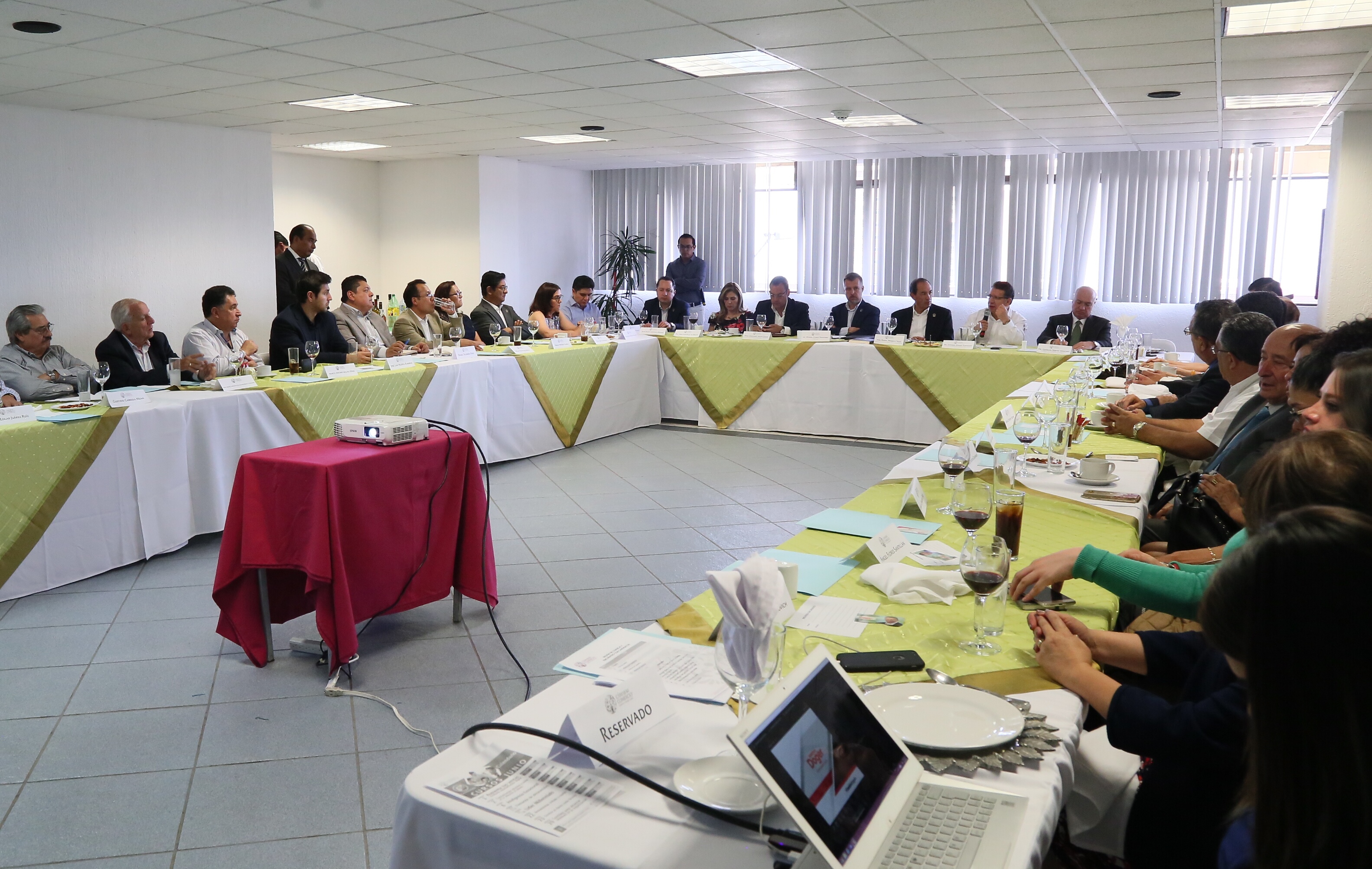 Alianza con inversionistas, ofrece Enrique Doger
