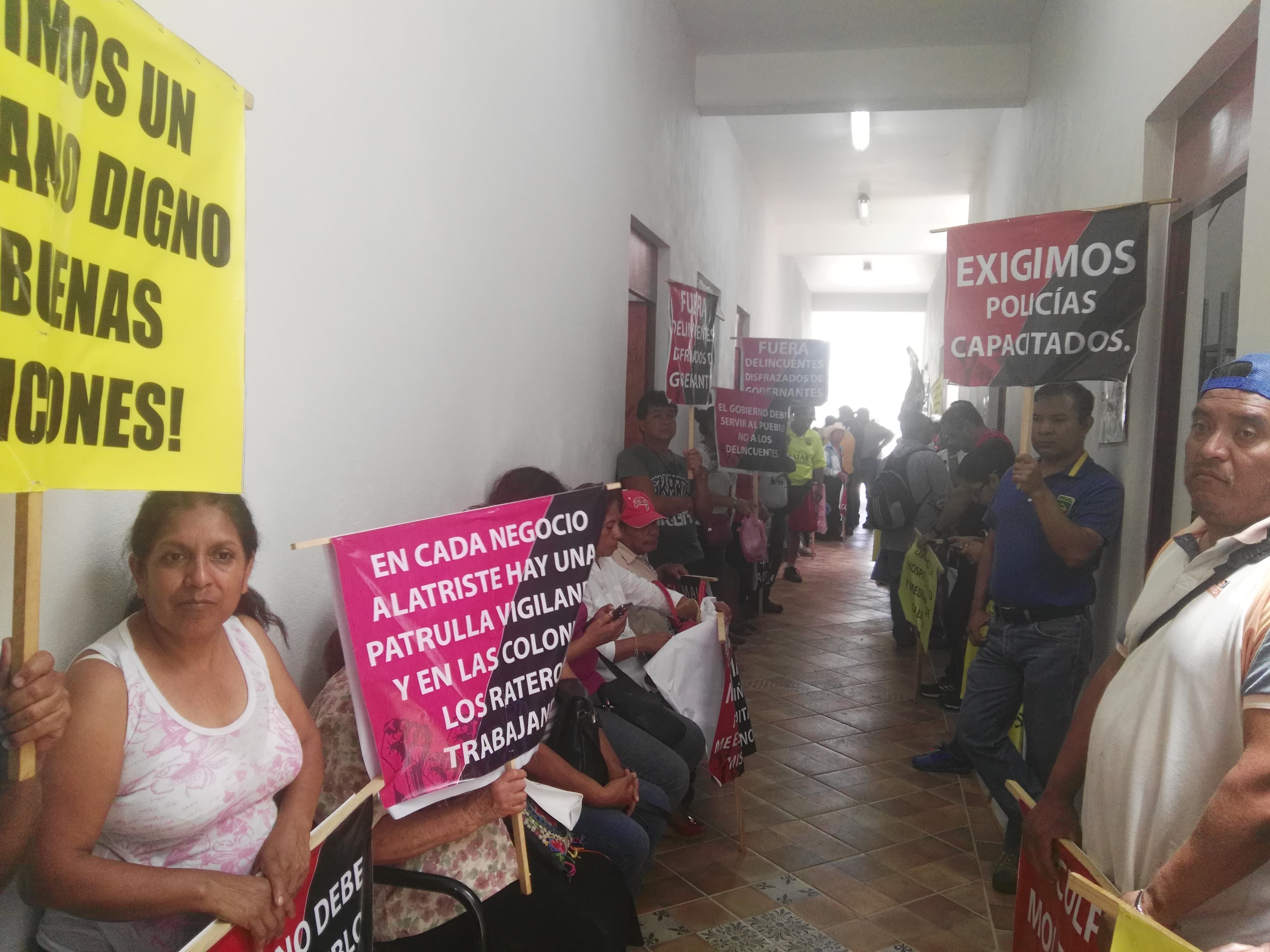 Por falta de pagos, protestan contra comuna de Tehuacán