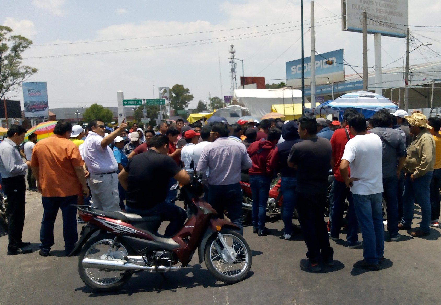 Exigen ambulantes a Layón ordenar comercio en Texmelucan