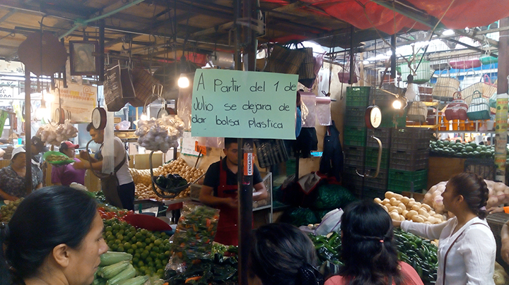 Comerciantes de mercado en Texmelucan, evitarán dar bolsas de plástico